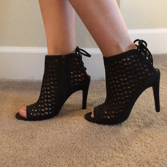 Shoes - Gorgeous laser cut black heels
